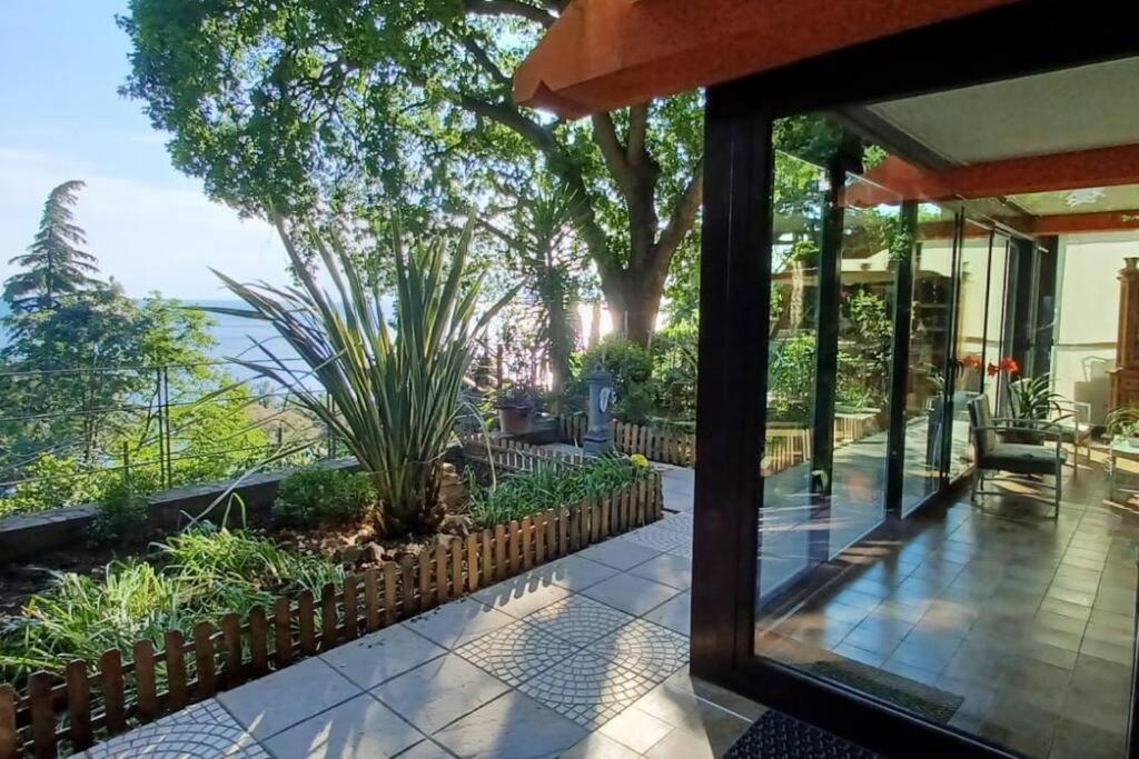 Brezza Marina - Appartamento In Villa Fronte Mare Trieste Esterno foto